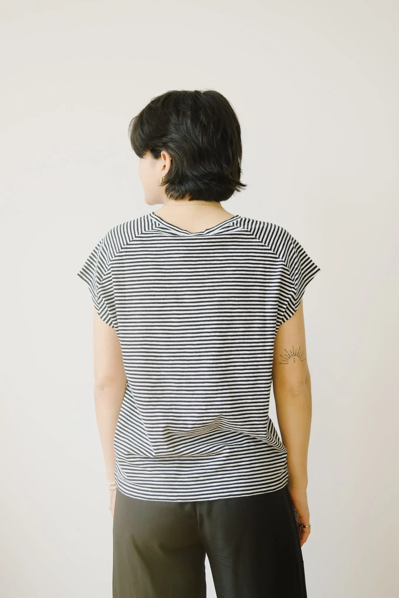 t-shirt - oneliaa striped - black / oatmilk