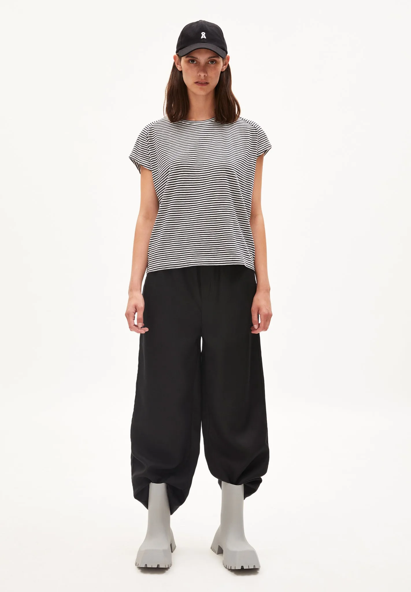 t-shirt - oneliaa striped - black / oatmilk